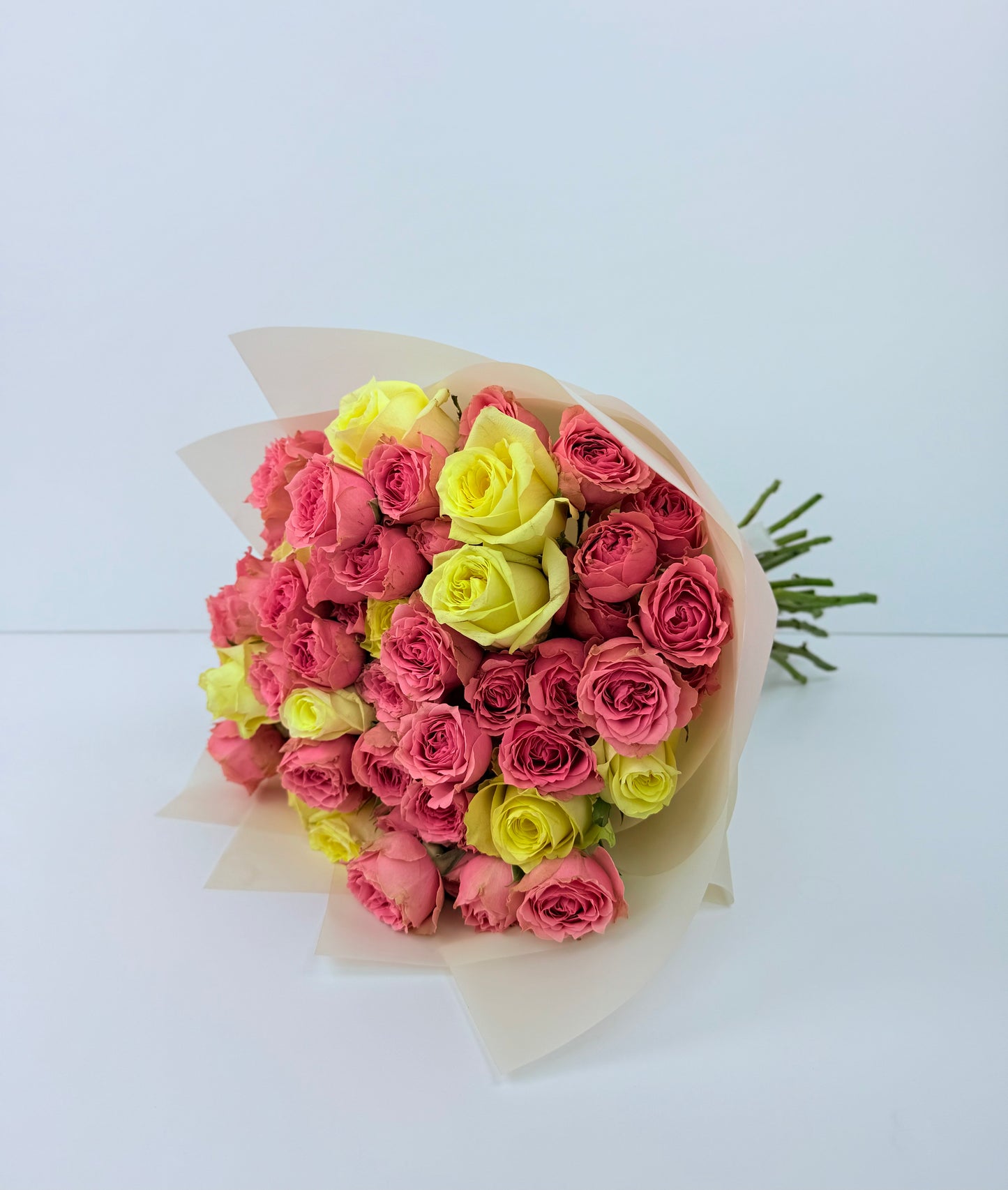 Pink and yellow rose bouquet – fresh online flowers in Dubai with free same-day delivery by Bloom Lab UAE.
