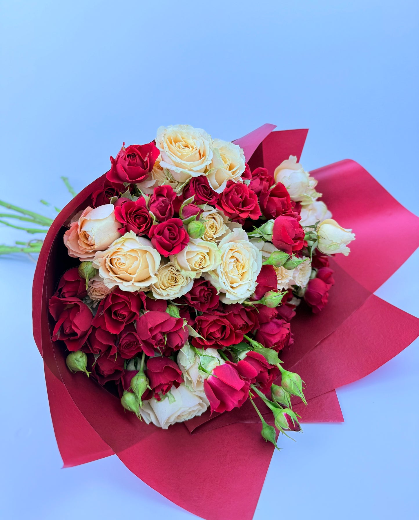 Red and cream rose bouquet – fresh online flowers in Dubai with free same-day delivery by Bloom Lab UAE.