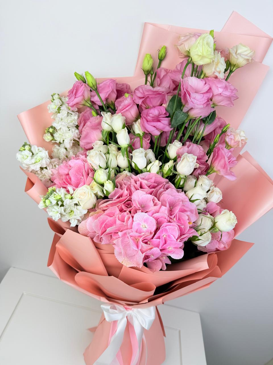 Free flower delivery in Dubai, huge flower bouquet for 255AED! Shop now ! 