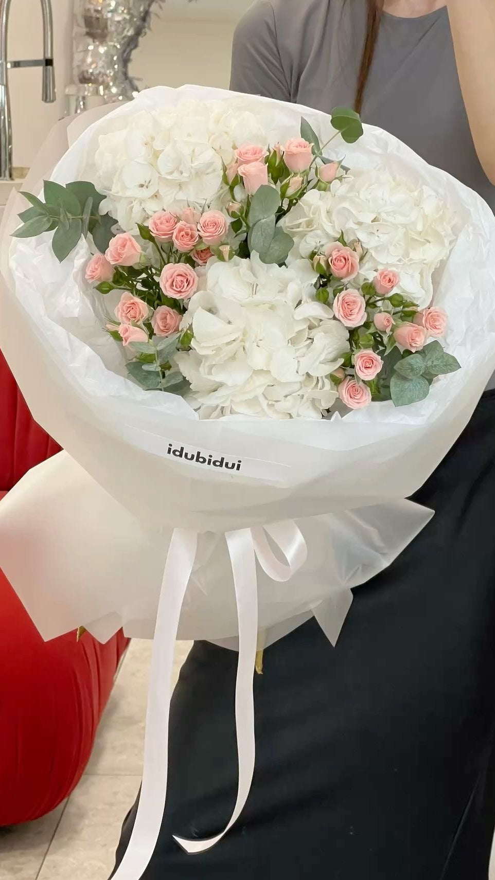 3 hydrangeas white , 7 stem of pink baby roses- Dubai flower delivery