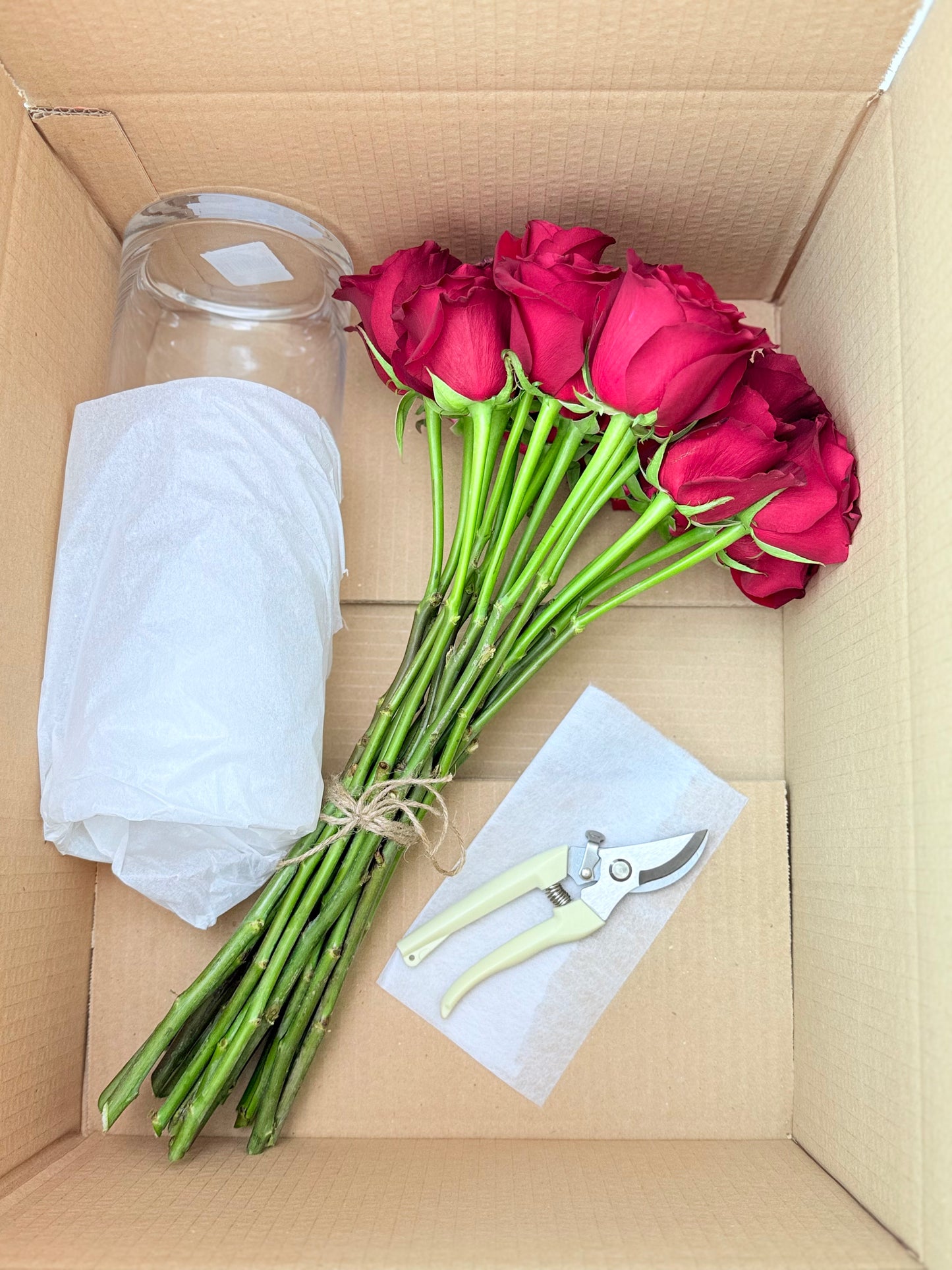 Create your own bouquet with our DIY Rose Kit – includes fresh roses, glass vase, and floral cutter. A perfect gift for flower lovers. flower delivery uae dubai.