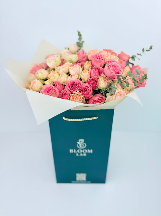 Peach and pink spray rose bouquet – fresh online flowers in Dubai with free same-day delivery by Bloom Lab UAE.