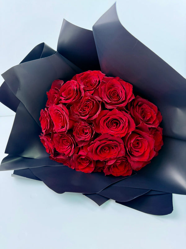 Classic red roses bouquet – fresh online flowers in Dubai with free same-day delivery by Bloom Lab UAE.