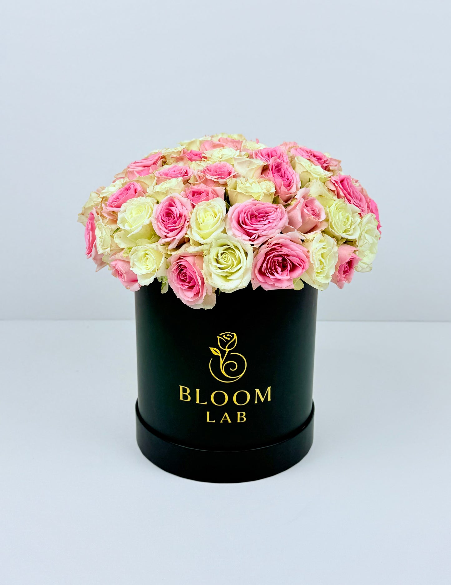 Pink and white roses bloom box – fresh online flowers in Dubai with free same-day delivery by Bloom Lab UAE.