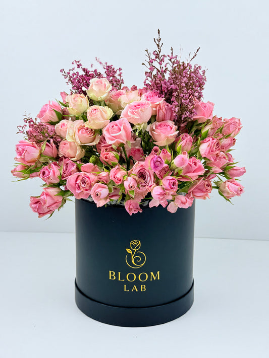 Pink spray roses bloom box – fresh online flowers in Dubai with free same-day delivery by Bloom Lab UAE.